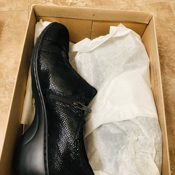 CLARKS! Black Snake skin Shoes. 8.0 - Picture 3 of 14